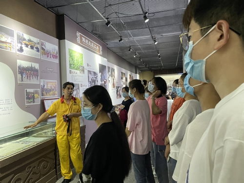 产业教授在基地为食品质量与安全专业学生进行课程教学